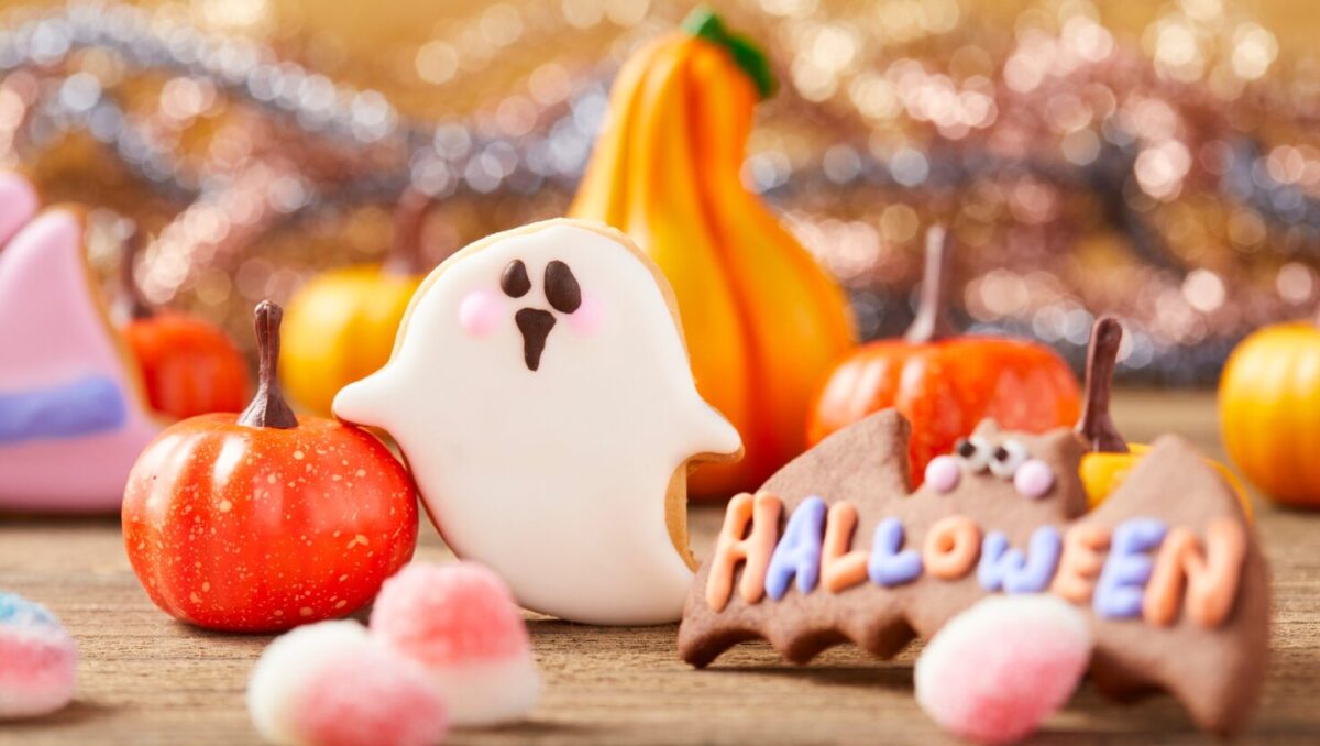 簡単で可愛いハロウィンの手作りおやつ10選をご紹介！かぼちゃマフィンやクッキー、マカロンなど初心者でも作れるレシピを動画付きで解説。家族や友達と楽しめるスイーツで、今年のハロウィンを盛り上げよう。