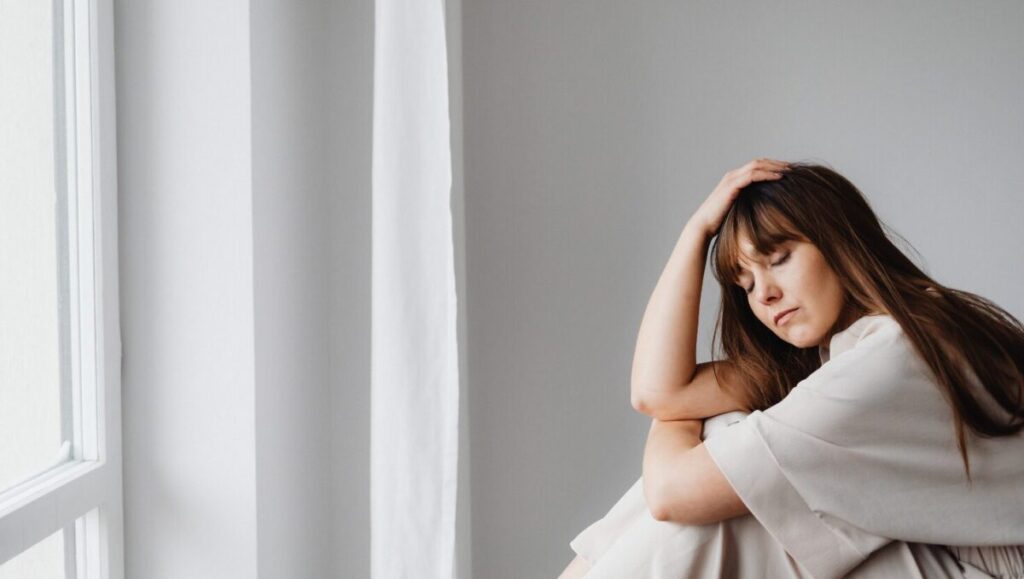 “我慢する恋”がつらい理由。恋に疲れた人に知ってほしい心の法則