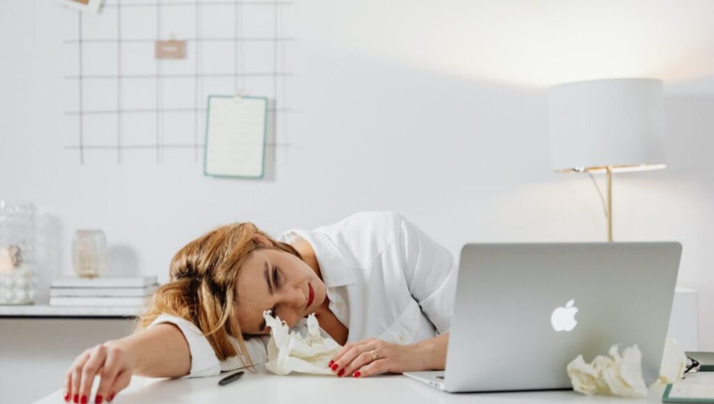 「疲れがとれない…」と感じるあなたへ|心の疲れが回復しない理由と対処法