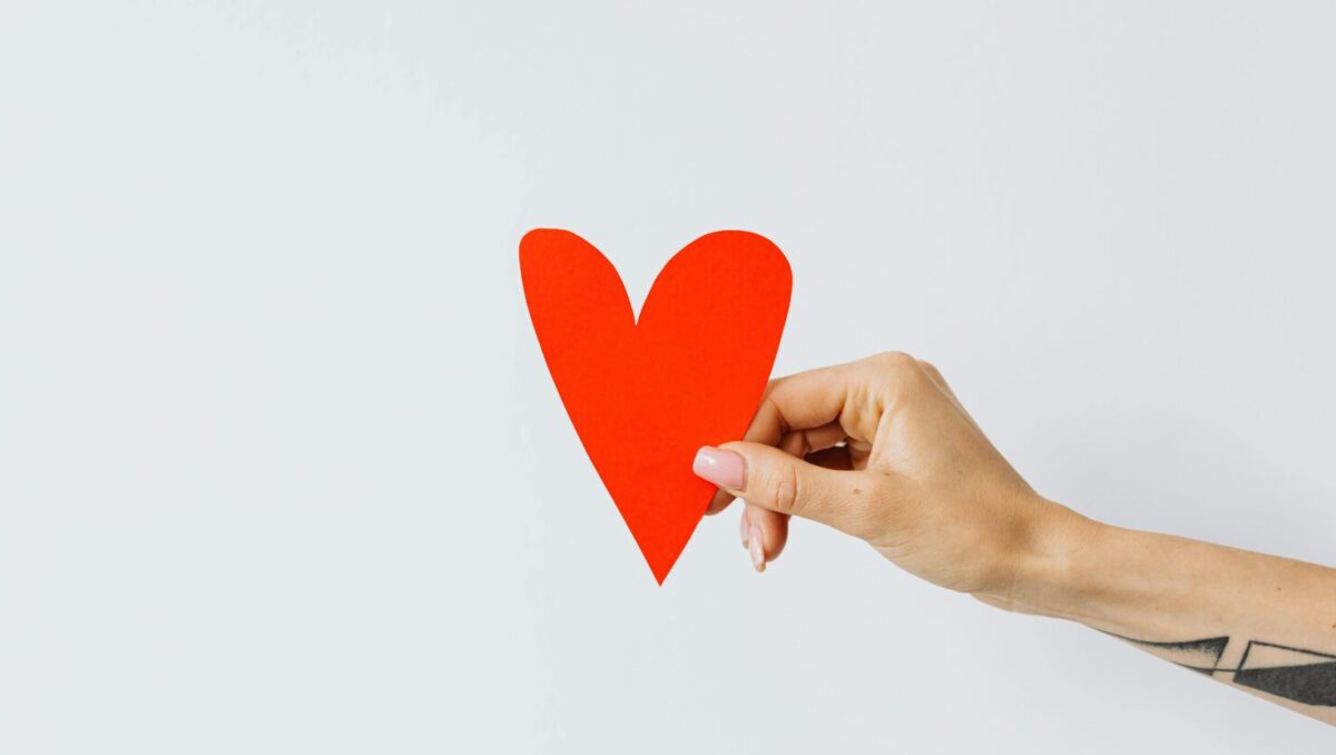 【相談】結婚しているのに、別の人に心が動いてしまいました。これって恋…？どうしたらいいのでしょうか？