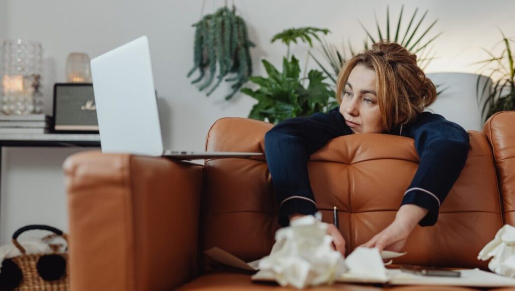 「疲れがとれない…」と感じるあなたへ|心の疲れが回復しない理由と対処法