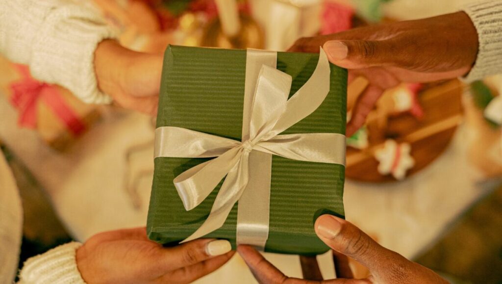 クリスマスプレゼントは“気持ち”で選ぶ。彼氏の心に響く贈り方【恋愛心理で解説】