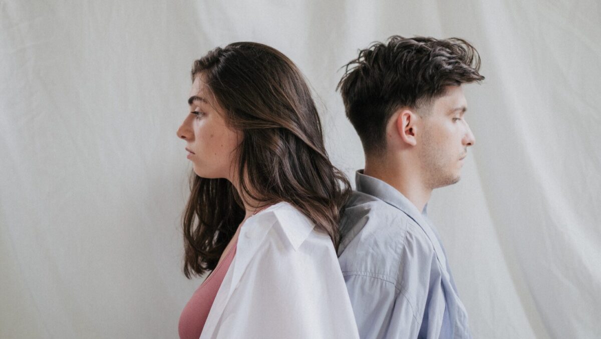 【心理学で徹底解説】好きな人がそっけない…これって脈あり？女性が知っておくべき本音と見極め方