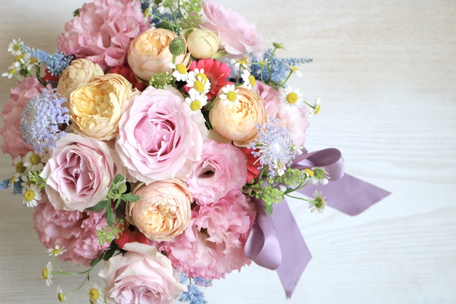 卒業式にコサージュはつける？母親が知っておきたいマナーと選び方